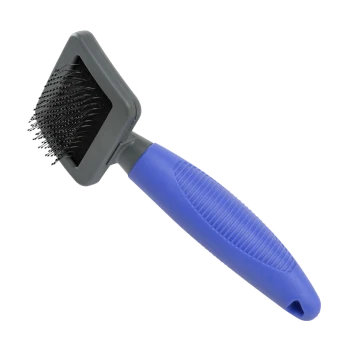Een hondenverzorgingsborstel met een vierkante kop en fijne haren, met een blauwe ergonomische handgreep voor comfortabel gebruik.