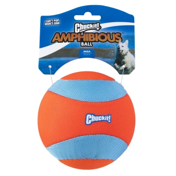 Chuckit! Amphibischer Ball Hundespielzeug in Orange und Blau, mit der Aufschrift „Mega“ und Text „Kann nicht platzen, sinkt nicht“.