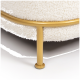 Eine Nahaufnahme eines plüschigen, cremefarbenen Haustierbettes mit weicher Textur, unterstützt von einem eleganten goldenen Metallrahmen.