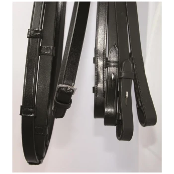 Eine Sammlung von schwarzen Leder-Hundeleinen, die vor einem weißen Hintergrund hängen und verschiedene Stile und Schnallen zeigen.