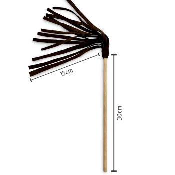 Ein Katzen-Spielzeugstab mit einem Holzstab von 30 cm Länge, mit einem 15 cm langen Fransen aus dunkelbraunen Stoffstreifen an der Spitze.
