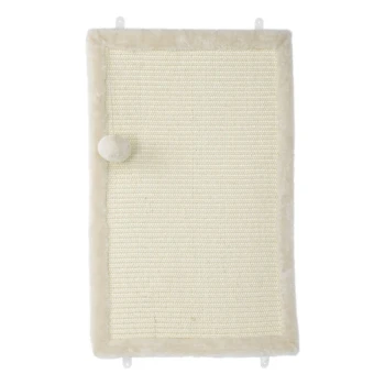 Ein weicher, cremefarbener Kratzpad für Katzen mit einem flauschigen Rand und einem angehängten Pompon, entworfen für Haustiere.