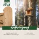 Holz-Vogelfutterspender, der an einem Baum in einem Wald montiert ist, mit dem Text "Aniforte Wild" und Anweisungen zur Installation.