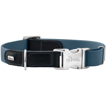 Blau-schwarzes Hundehalsband mit silberner Schnellverschluss-Schnalle mit eingraviertem 'HUNTER'-Schriftzug, blauer Naht und Metallbeschlägen.