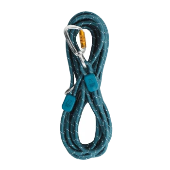 Eine türkisfarbene Hundeleine mit weißen Punkten, mit einem stabilen Metallkarabiner und zwei blauen Gummigriffen mit der Aufschrift "WOLF."