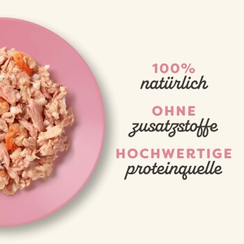 Teller mit zerrissenem Fleisch und Garnelen, beschriftet mit "100% natürlich", "OHNE Zusatzstoffe" und "HOCHWERTIGE Proteinquelle."