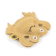 Ein süßes, plüschiges Froschspielzeug in Beige mit einem lächelnden Gesicht und weißen Augen, mit einem Etikett an der Seite.