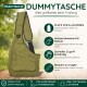 Frau geht mit einem schwarzen Hund an der Leine auf einem Feldweg nahe einem Fluss spazieren und trägt eine olivgrüne Umhängetasche.