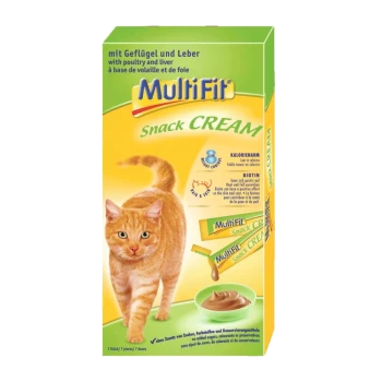 Oranje kat naast een doos MultiFit Snack Cream voor katten, met tekst over lage calorieën en biotine voordelen.