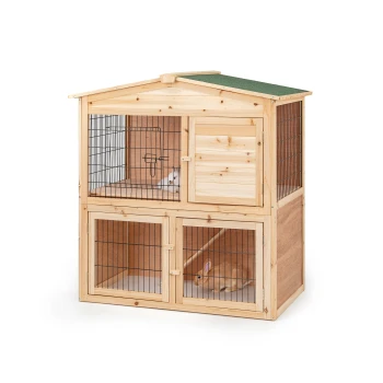 Holzkaninchenstall mit zwei Ebenen, mit einem grünen Dach, Drahtgittertüren und zwei Kaninchen darin, eines auf jeder Ebene.