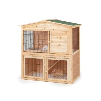 Holzkaninchenstall mit zwei Ebenen, mit einem grünen Dach, Drahtgittertüren und zwei Kaninchen darin, eines auf jeder Ebene.