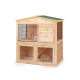 Holzkaninchenstall mit zwei Ebenen, mit einem grünen Dach, Drahtgittertüren und zwei Kaninchen darin, eines auf jeder Ebene.