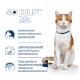 Eine Katze sitzt aufrecht vor einem blauen Hintergrund mit Text, der die Vorteile eines Haustierfutters hervorhebt: gesunder Appetit, verdauliches Protein und Unterstützung des Verdauungssystems.