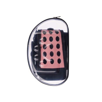 Eine transparente Haustiertragetasche mit einem pinken Innenraum mit schwarzen Punkten, entworfen für den Transport kleiner Haustiere.