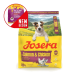 Zwei Stücke dunkelbraunes, strukturiertes Trockenfutter-Kibble auf weißem Hintergrund.