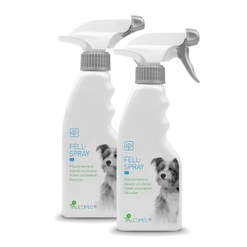 Weißer Sprühbehälter mit der Aufschrift "FELL-SPRAY" und einem Bild eines Hundes, das pflanzenbasierte Schutzmittel gegen Zecken, Flöhe und andere Parasiten bewirbt.