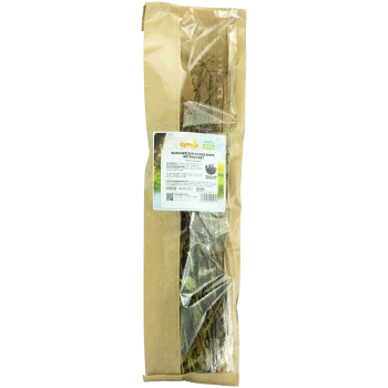 Getrockneter Buchweizen auf einem Stock für kleine Tiere, verpackt in einer klaren Plastiktüte und einer braunen Papiertüte, mit sichtbaren Produktdetails.