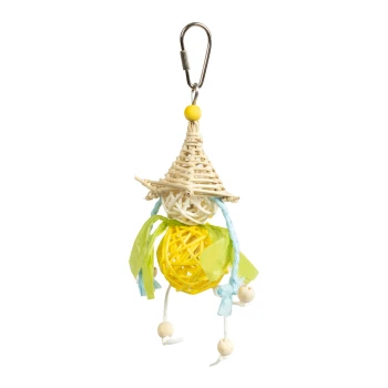 Buntes Vogelspielzeug mit einem geflochtenen Strohhut, gelben und grünen dekorativen Elementen und hängenden Perlen, entworfen für das Spielen von Haustieren.