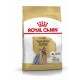 Sac de nourriture pour chien Royal Canin Adult Yorkshire Terrier, avec une image de Yorkshire Terrier, avec un texte mettant en avant la nutrition spécifique à la race.