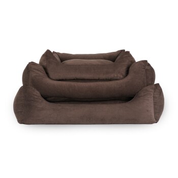 Drei gestapelte Plüsch-Hundebetten in einem satten Braunton, mit weichen, abgerundeten Kanten und einem gemütlichen Design.