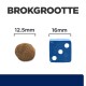 Afbeelding die de grootte van een huisdiervoedselbrokje (12,5 mm) vergelijkt met een blauwe dobbelsteen (16 mm), met de tekst 'BROKGROOTTE' erboven.