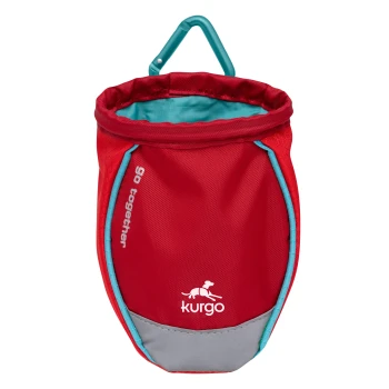 Rote Hundeleckerli-Tasche mit blauem Innenfutter, mit dem Text 'go together' und dem Kurgo-Logo.