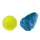 Ein leuchtend gelber Tennisball und ein blauer, geometrisch geformter Hundespielzeug mit der Aufschrift 'RUFFWEAR' nebeneinander auf einem weißen Hintergrund.
