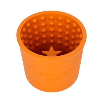 Oranger LickiMat Yoggie Pot mit einem strukturierten Innenraum, der runde Erhebungen und eine sternförmige Basis aufweist, entworfen für Haustierleckerlis.