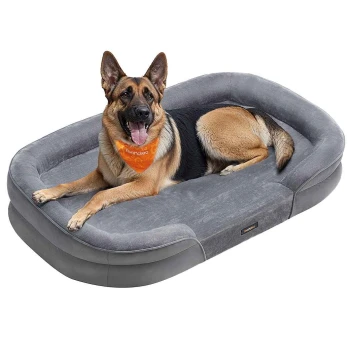 Deutscher Schäferhund trägt orangefarbene Bandana mit Aufschrift 'Feandrea' und liegt auf grauem Seitenkissen-Hundebett mit Feandrea-Etikett.