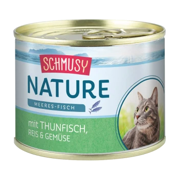 Eine Dose Katzenfutter mit einer grauen Katze auf dem Etikett, beschriftet mit "Schmusy Nature Meeres-Fisch mit Thunfisch, Reis & Gemüse."