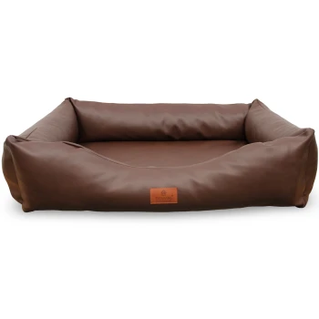 Braunes rechteckiges Kunstleder-Hundebett mit erhöhten Seitenwülsten und Frontlabel mit der Aufschrift 'PETLIVING place to enjoy'.