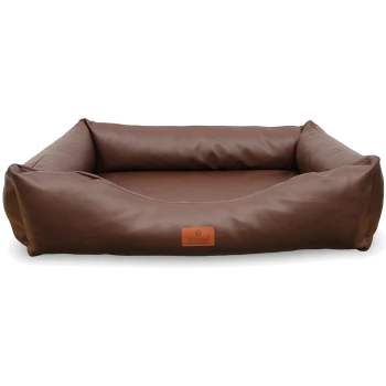 Braunes rechteckiges Kunstleder-Hundebett mit erhöhten Seitenwülsten und Frontlabel mit der Aufschrift 'PETLIVING place to enjoy'.