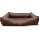 Braunes rechteckiges Kunstleder-Hundebett mit erhöhten Seitenwülsten und Frontlabel mit der Aufschrift 'PETLIVING place to enjoy'.