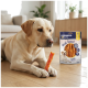 Labrador liegt auf dem Boden und hält einen Fleischstreifen; die Produktverpackung trägt die Aufschrift 'PREMIERE I ♥ my dog' und 'Meat Snack Strips'.