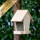 Holz-Vogelhäuschen gefüllt mit Sonnenblumenkernen, hängt von einem Baum, mit einem goldenen Etikett "PREMIUM" in der Ecke.