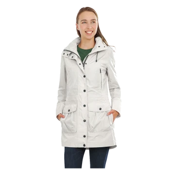 Eine Frau in einer hellgrauen, kapuzenjacke mit mehreren Taschen und Knöpfen, die vor einem schlichten Hintergrund steht.