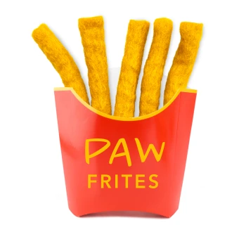 5 Filz Pommes aus Schurwolle. 5 PAW-Frites in der Fritten-Tüte Ein roter Behälter mit der Aufschrift 'PAW FRITES' enthält fünf gelbe, flauschige Hundeleckerlis, die wie Pommes frites aussehen.