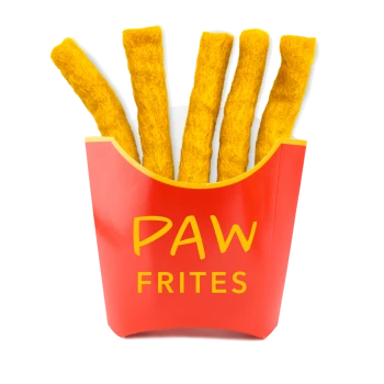Ein roter Behälter mit der Aufschrift 'PAW FRITES' enthält fünf gelbe, flauschige Hundeleckerlis, die wie Pommes frites aussehen.