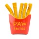 Ein roter Behälter mit der Aufschrift 'PAW FRITES' enthält fünf gelbe, flauschige Hundeleckerlis, die wie Pommes frites aussehen.