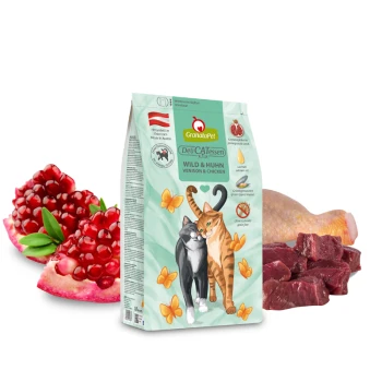 Trockenfutter Katze, Adult. DeliCATessen, Wild und Huhn 1,8 kg GranataPet DeliCATessen Katzenfutterbeutel mit zwei Katzen (einer schwarzen und einer roten) umgeben von Granatapfelkernen, rohem Fleisch und Hähnchen.