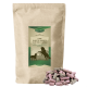 Braune Kraftpapier-Tüte mit der Aufschrift 'Lyra Horse' 3-MIX Karotte-Himbeer Kräuter-Leckerli, Haufen aus rosa/grünen Pellets.