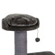 Grauer Katzenbaum mit einem plüschigen oberen Platz und einem hängenden Pom-Pom-Spielzeug, entworfen für Katzen-Spiel und Entspannung.