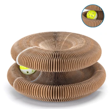 Katzenspielzeug aus Pappe mit zwei kreisförmigen Schichten und einem kleinen gelben Ball, der innen sichtbar ist, entworfen für interaktives Spielen.