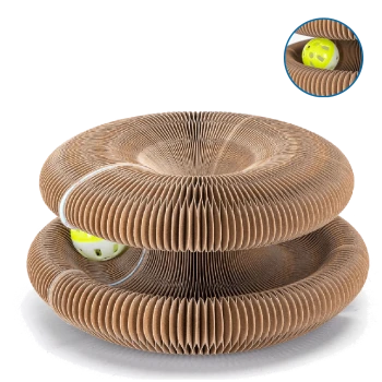 Katzenspielzeug aus Pappe mit zwei kreisförmigen Schichten und einem kleinen gelben Ball, der innen sichtbar ist, entworfen für interaktives Spielen.