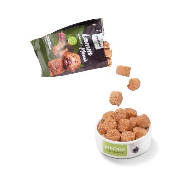 Hundefutterpellets, die aus einer grünen ProCani-Verpackung in eine weiße Schüssel fallen, beschriftet mit "ProCani frisch & fertig."