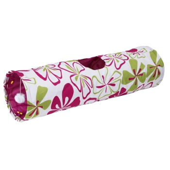 Bunter Haustiertunnel mit pinken und grünen floralen Mustern, mit einem Loch zum Eintritt und einem baumelnden Pom-Pom-Spielzeug.