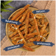 Ein Holztablett mit Hundeleckerlis beschriftet: "Belohnung," "fettarm," "aromatisch," und "proteinreich."