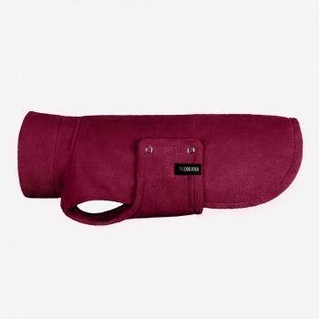 Burgunderroter Fleece-Hundemantel mit Bauchriemen und schwarzem Etikett mit der Aufschrift 'THE DOG IDEA'.