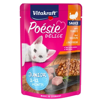Tüte mit Vitakraft Poésie Délice Katzenfutter, die ein weißes Kätzchen zeigt, beschriftet mit "Soße mit Truthahn", geeignet für junge Katzen im Alter von 2-12 Monaten.