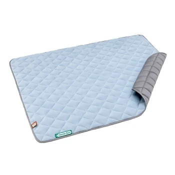 Hellblaue Haustiermatte mit einem gesteppten Design, mit einem grauen Rand und einer gefalteten Ecke, beschriftet mit "Doctor Bark."